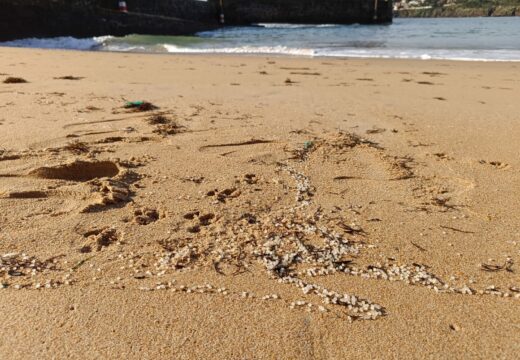 O Concello de Oleiros denuncia a contaminación da costa do municipio con milleiros de pellets de plástico